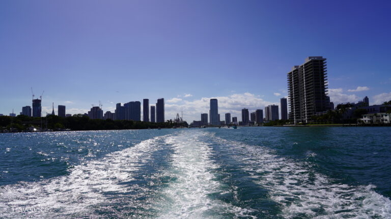 Blick zurück auf die Küste von Miami Beach mit Bootswelle im Vordergrund.