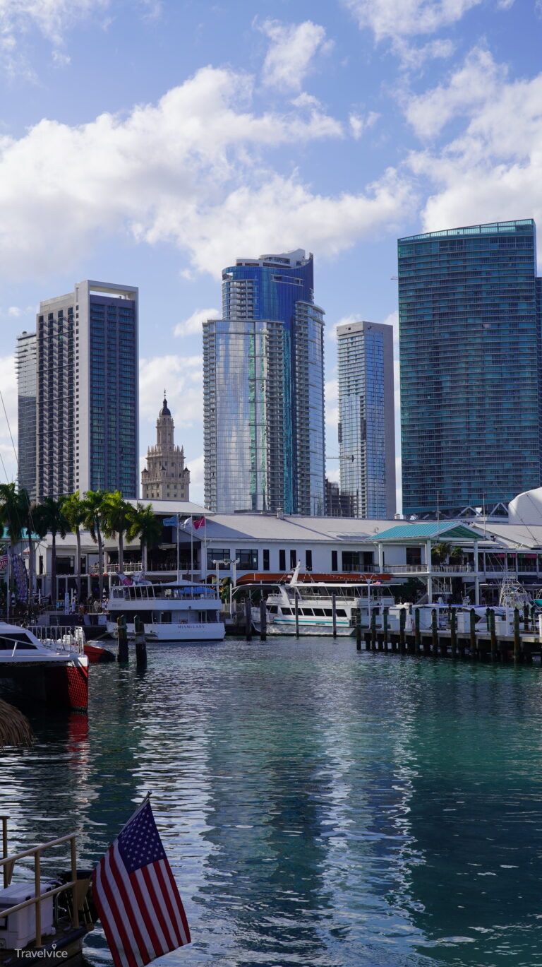 Blick auf Hochhäuser, Yachten und Uferpromenade in Downtown Miami.
