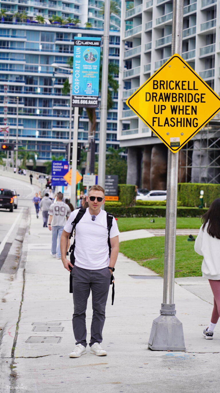 Straßenszene mit Hochhäusern und Warnschild in Brickell, Miami.