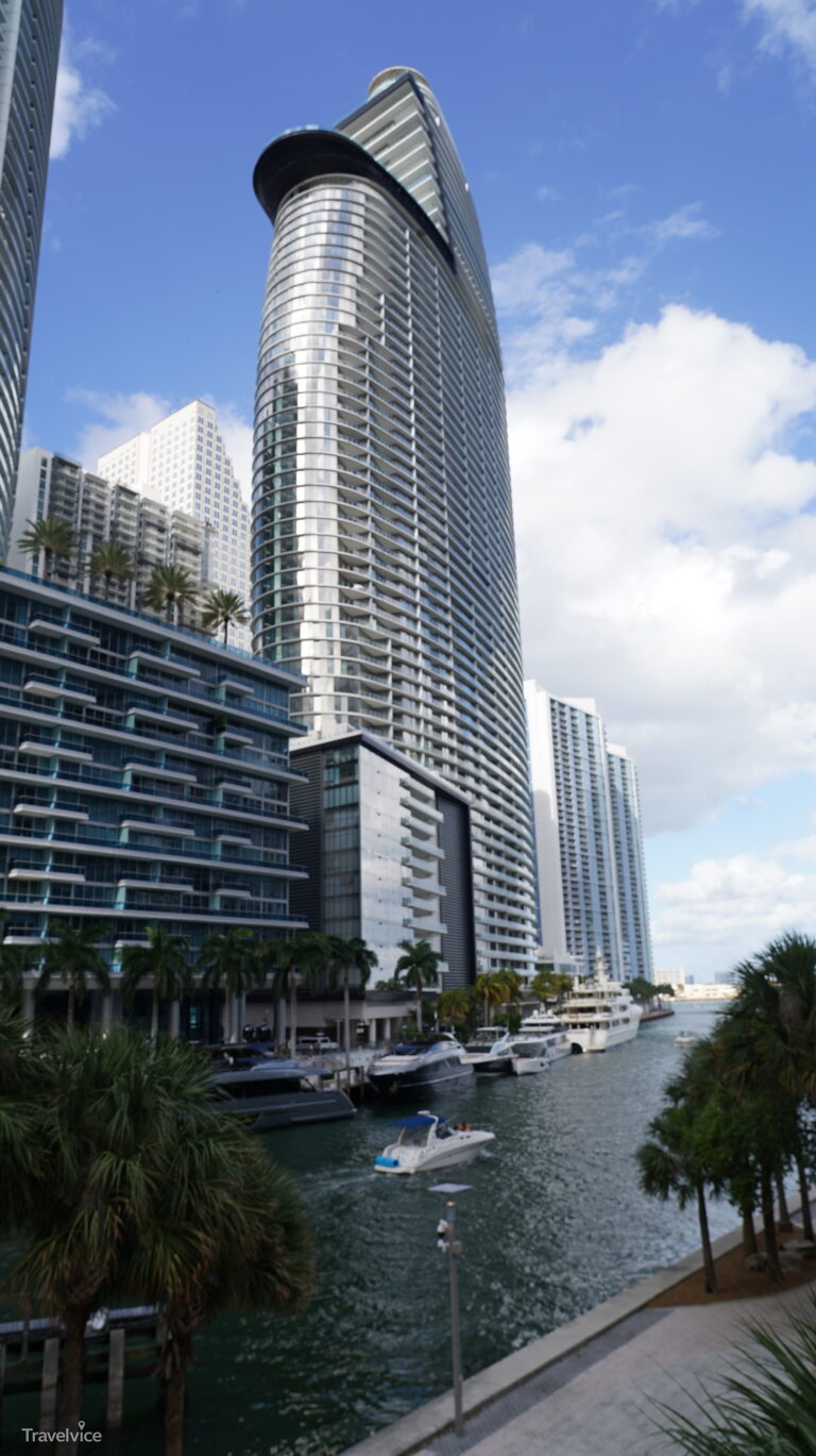 Moderne Türme, Yachten und Wasserweg im Stadtteil Brickell in Miami.