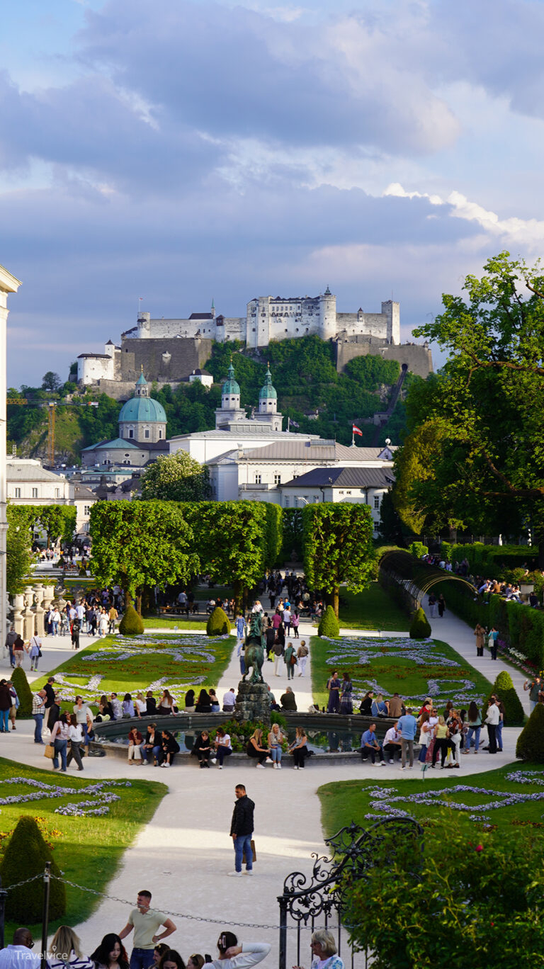 Blick durch den Mirabellgarten zur Festung Hohensalzburg.