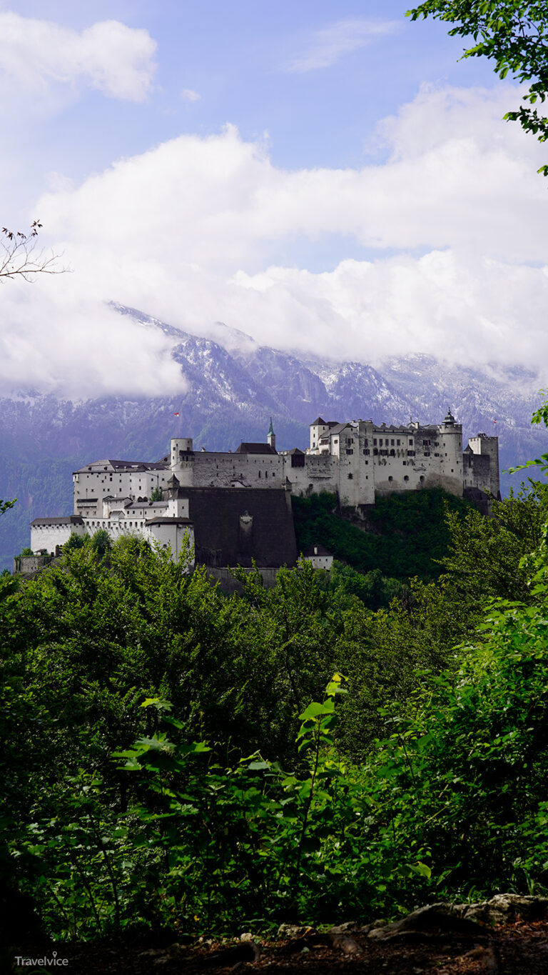 Die Festung Hohensalzburg über der Stadt.