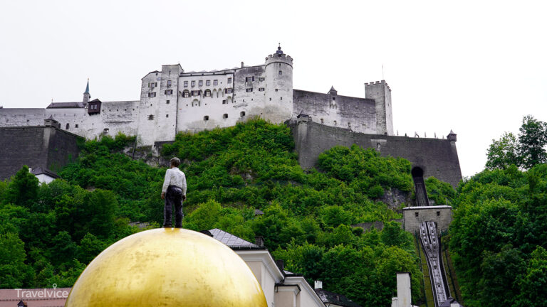 Die goldene Kugel am Kapitelplatz mit der Festung im Hintergrund.