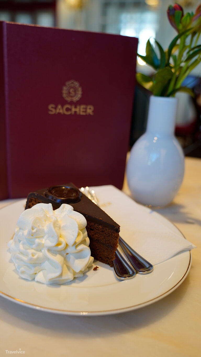 Sachertorte mit Sahne im Café Sacher.