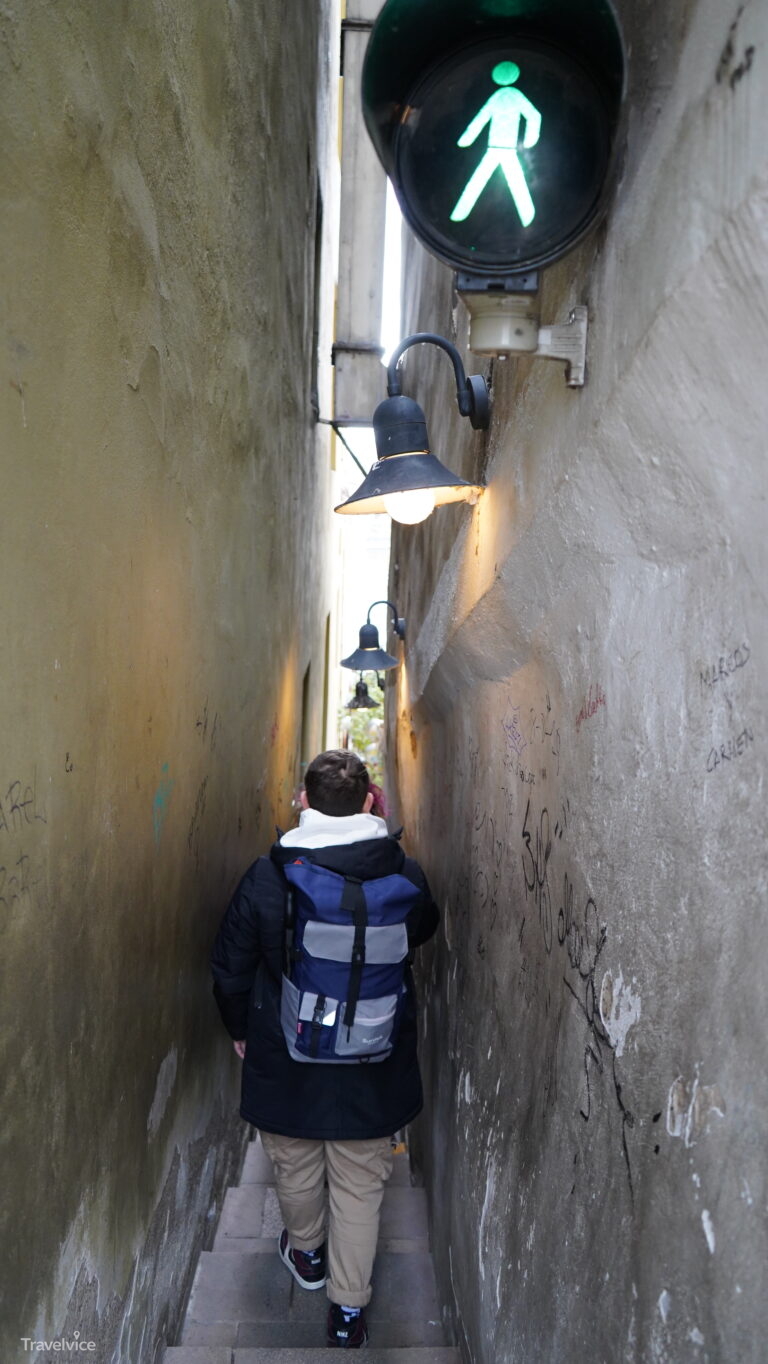 Schmale Gasse · Fußgängerampel