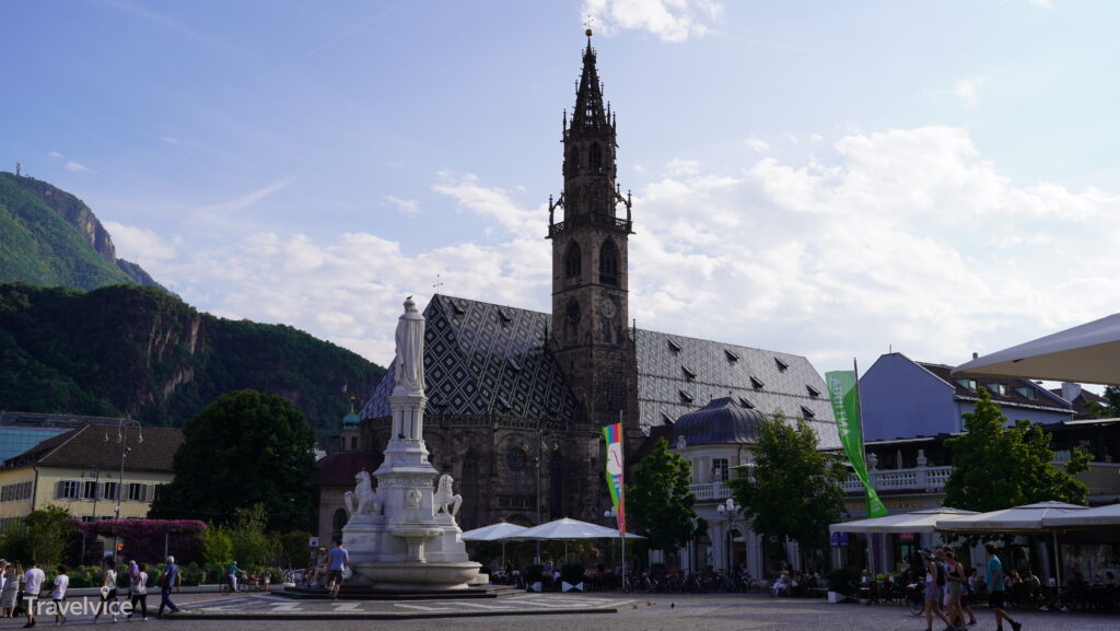 Der Dom von Bozen und der Platz davor.