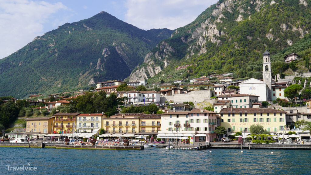 Limone sul Garda vom Wasser aus gesehen.