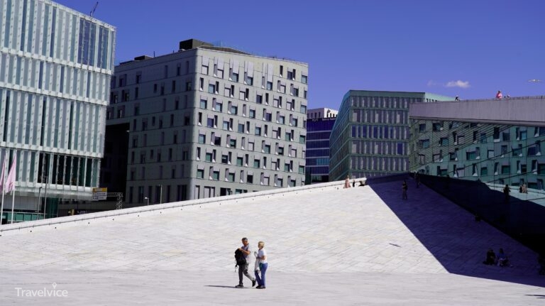Auf dem begehbaren Dach der Oper in Oslo.