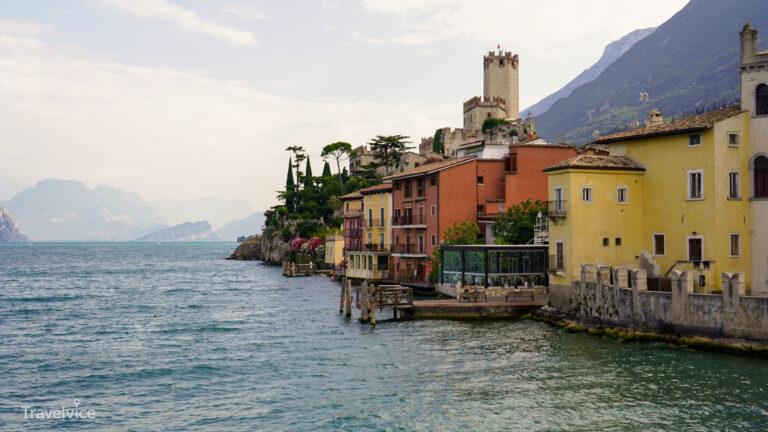 Malcesine und seine Burg vom Gardasee aus gesehen.