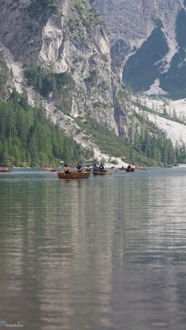 Ruderboote am Pragser Wildsee.