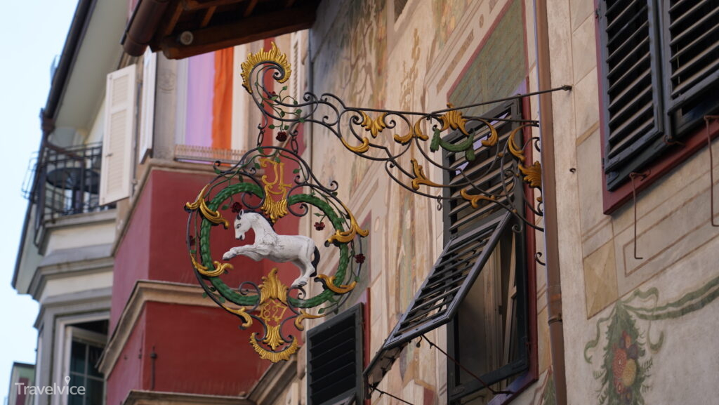 Detail einer Hausfassade in Bozen.