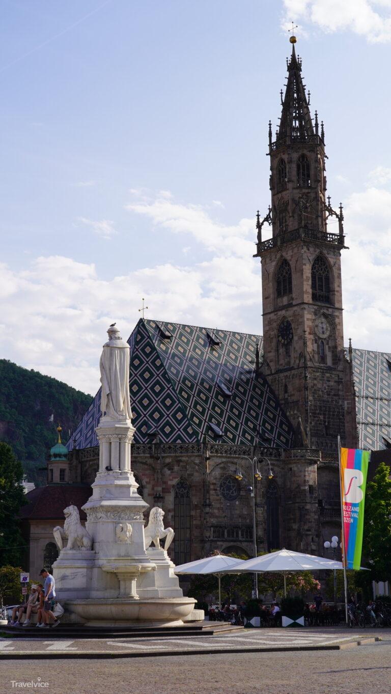Der Dom von Bozen mit der Mariensäule.