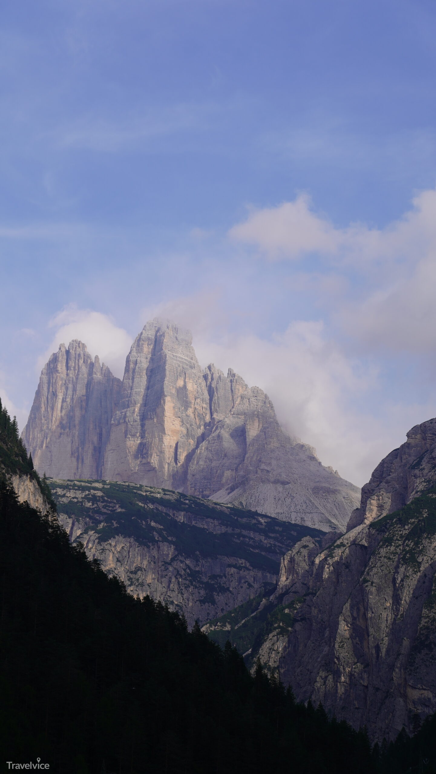 Blick aus dem Tal auf die Drei Zinnen.