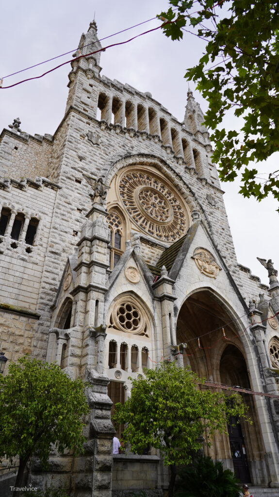 Fassade und Rosettenfenster der Kirche Sant Bartomeu in Sóller