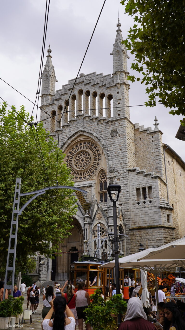 Historische Straßenbahn vor der Kirche Sant Bartomeu in Sóller
