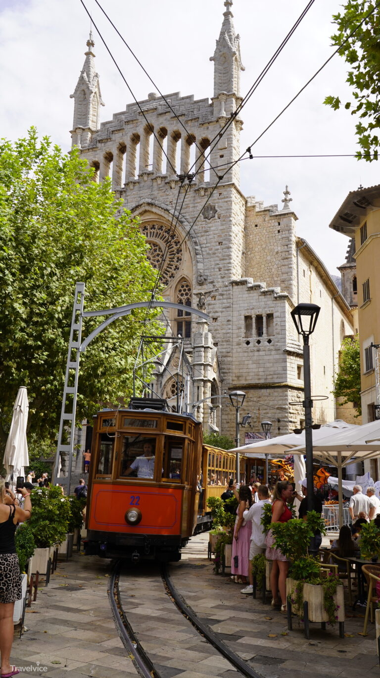 Historische Straßenbahn aus der Nähe auf dem Platz vor Sant Bartomeu