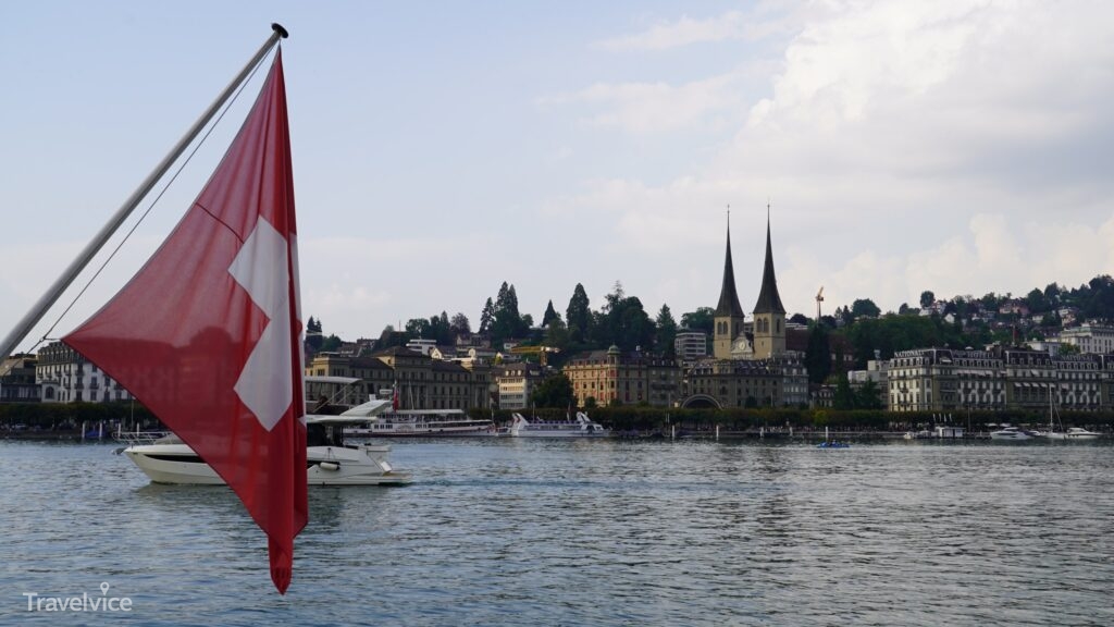 Luzern am Vierwaldstättersee mit Schweizer Fahne