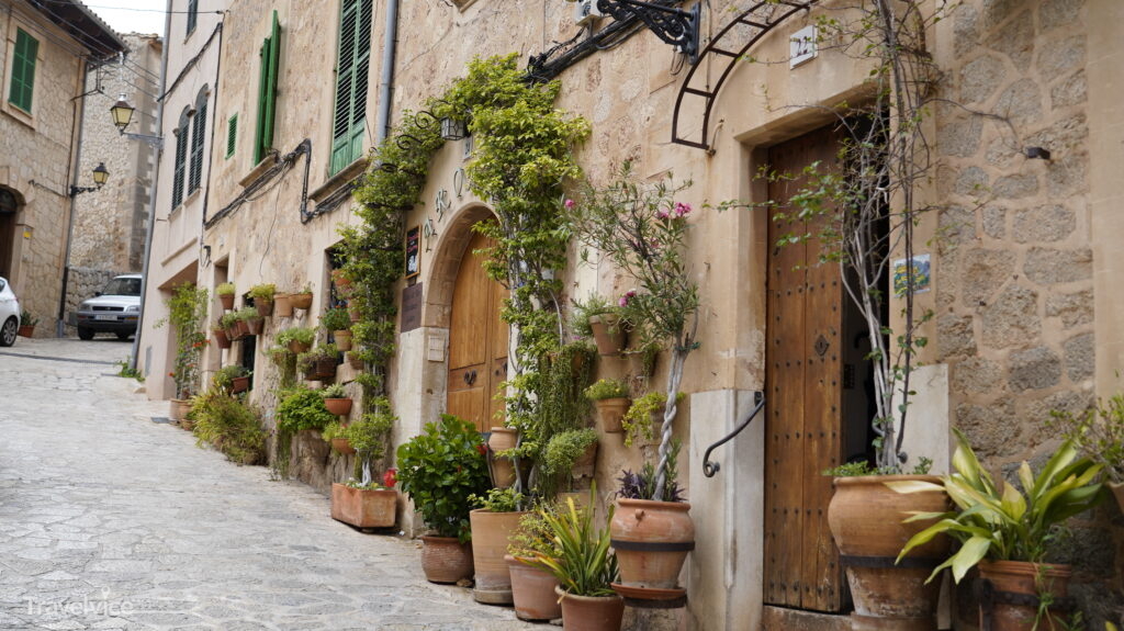 Blumengeschmückte Häuser und Kopfsteinpflaster in Valldemossa