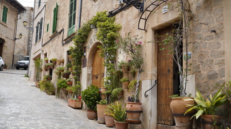 Blumengeschmückte Häuser und Kopfsteinpflaster in Valldemossa