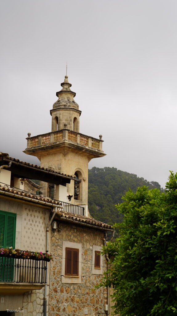 Glockenturm über den Steinhäusern von Valldemossa