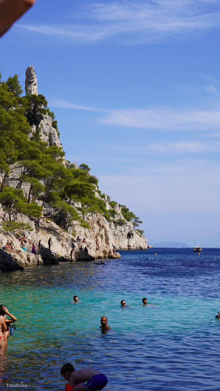 Felsen und klares Wasser an der Calanque de Sugiton