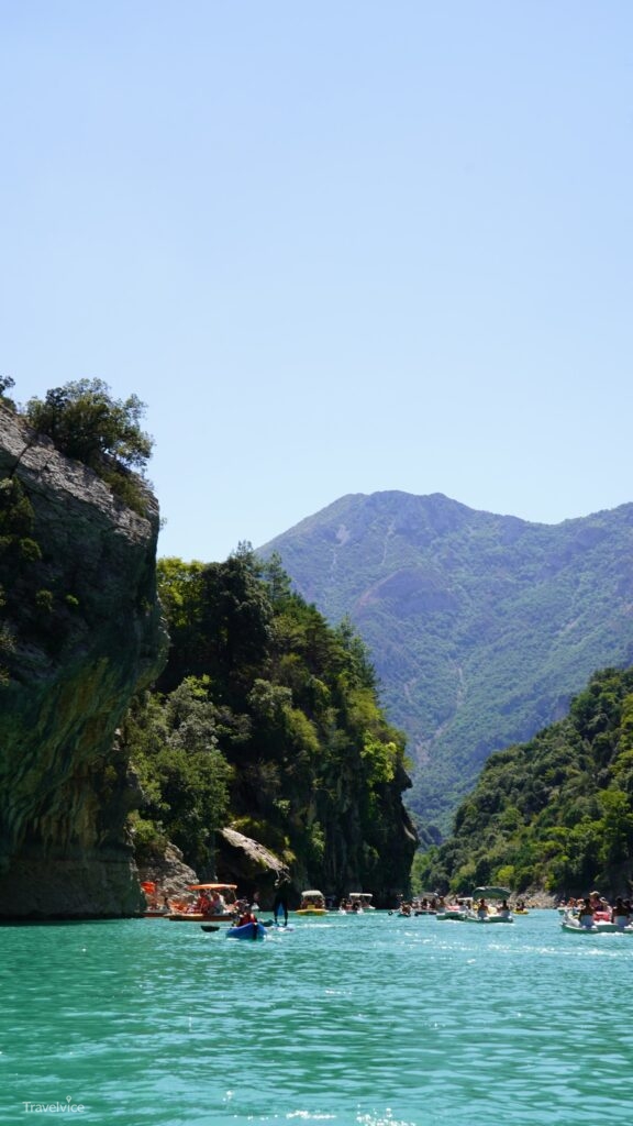 Mit dem Boot zwischen den Felswänden der Verdonschlucht