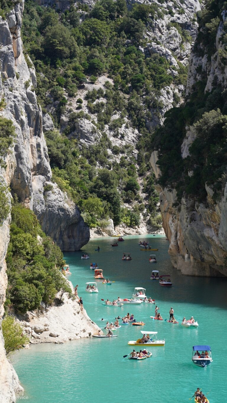 Boote auf dem türkisfarbenen Wasser am Eingang der Verdonschlucht
