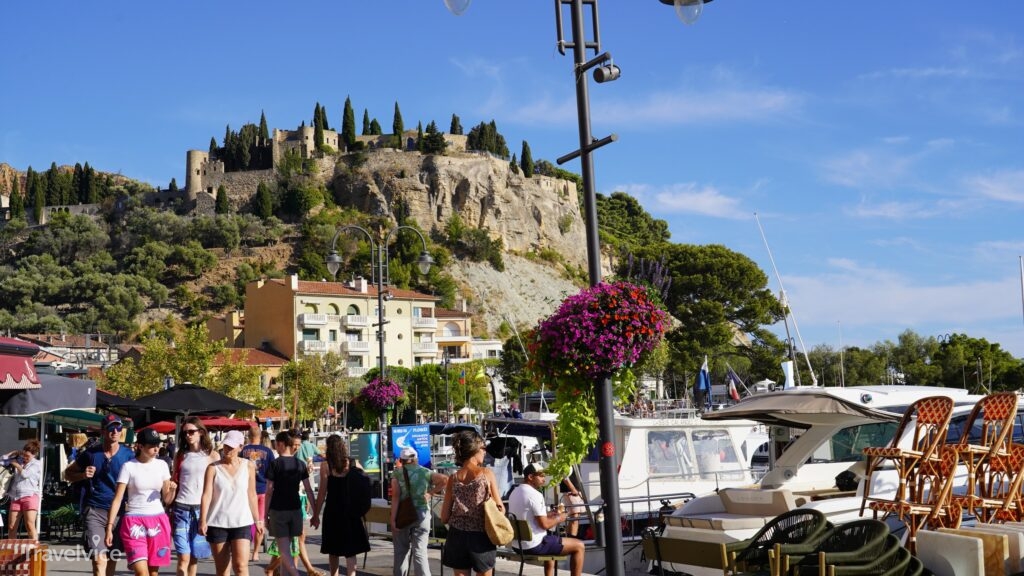 Cassis mit der Burg über dem Hafen
