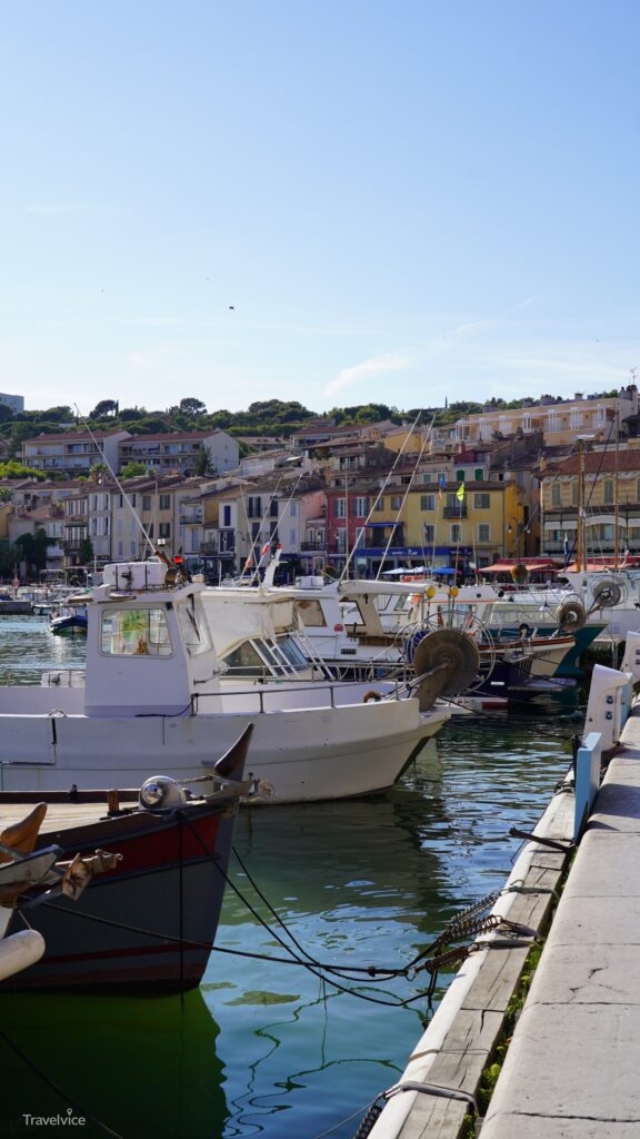 Boote und bunte Häuser im Hafen von Cassis