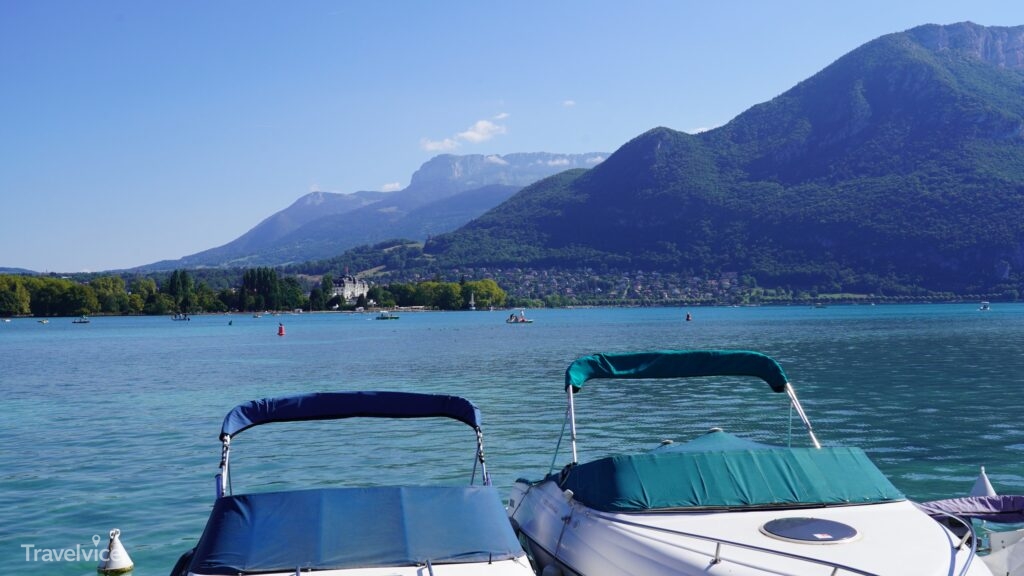 Tretboote am Seeufer von Annecy