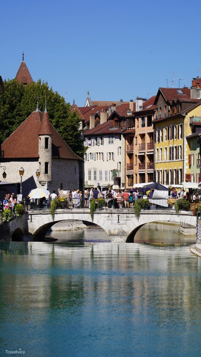 Palais de l’Île und Kanal in der Altstadt von Annecy