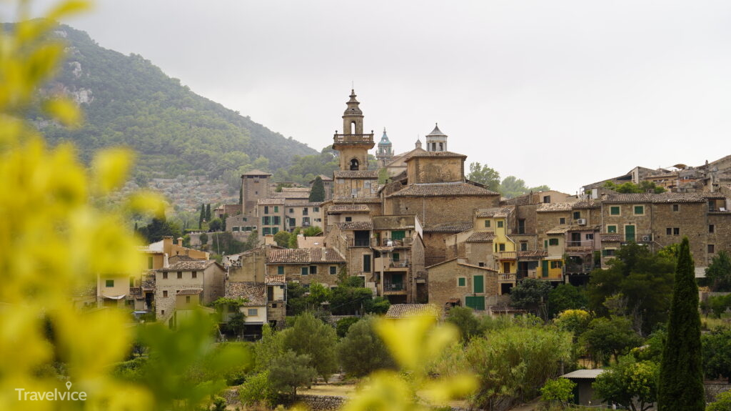 Panorama von Valldemossa mit Kirchturm und Bergen im Hintergrund