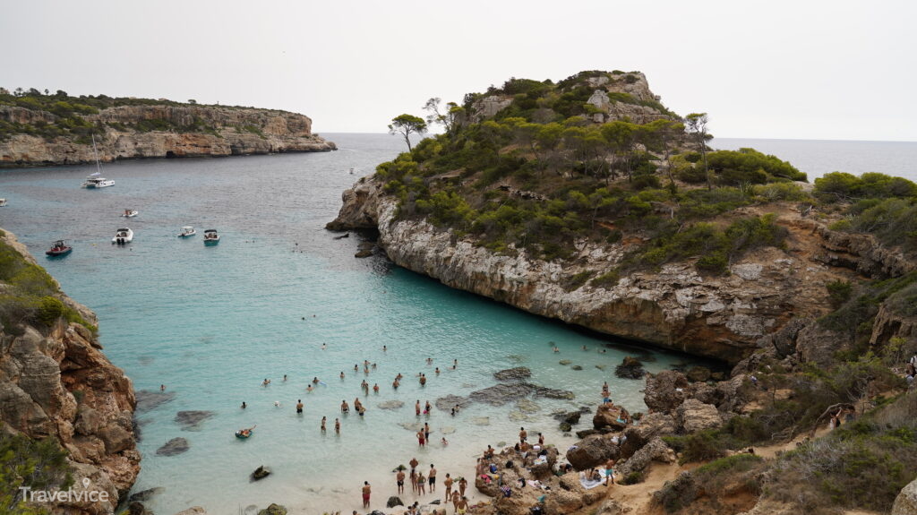 Blick von oben auf Caló des Moro mit hellem Sand und türkisblauem Wasser