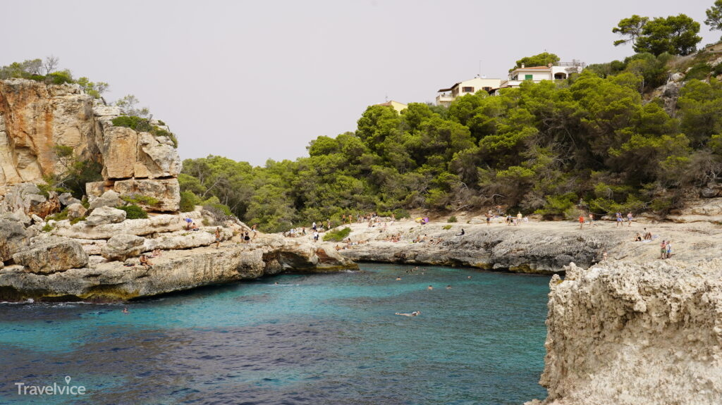 Blick über Felsen und kleine Strandabschnitte an der Cala s’Almunia