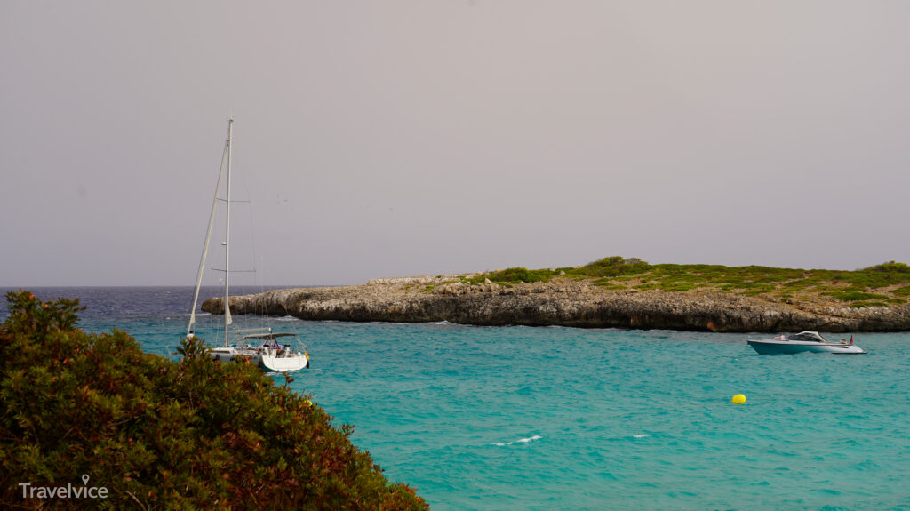Boote auf türkisblauem Wasser vor der Cala Varques
