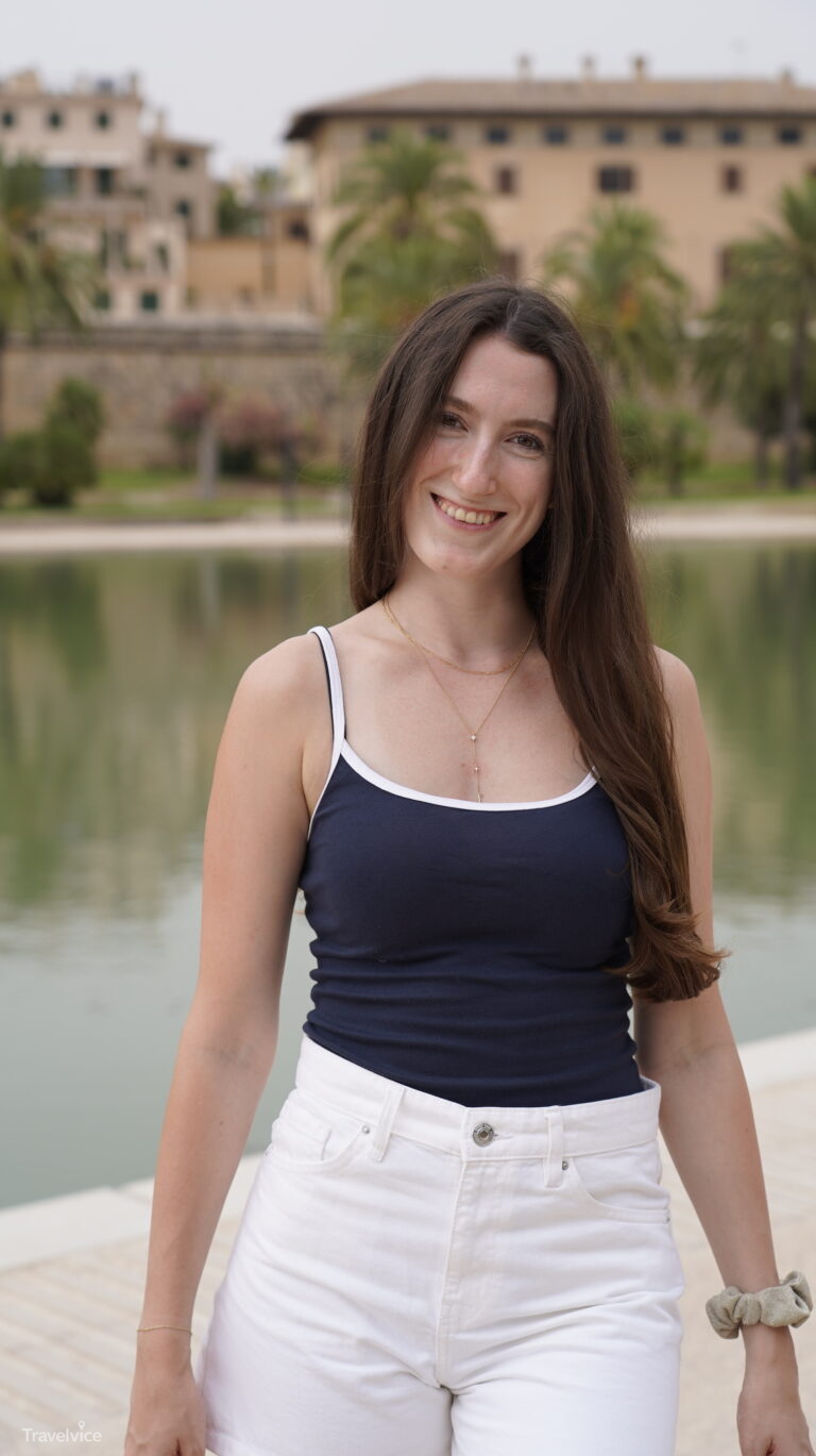 Frau am Wasser des Parc de la Mar vor Palmas historischen Gebäuden
