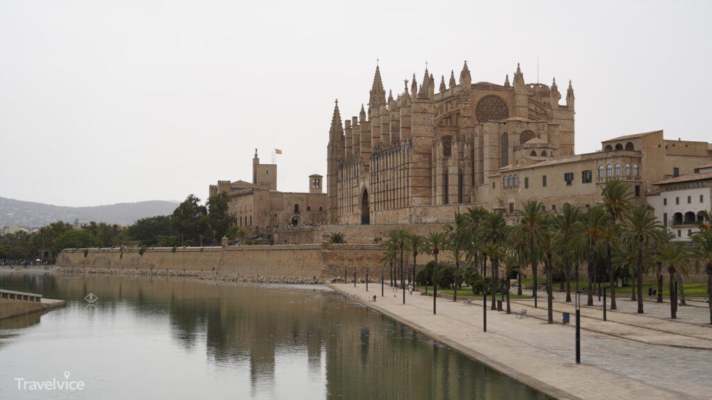 Kathedrale La Seu und Almudaina-Palast über dem Wasser des Parc de la Mar