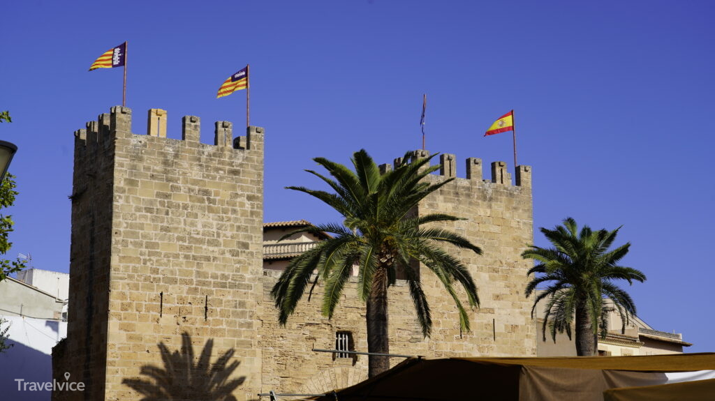 Historisches Stadttor Porta del Moll mit zwei Türmen in Alcúdia