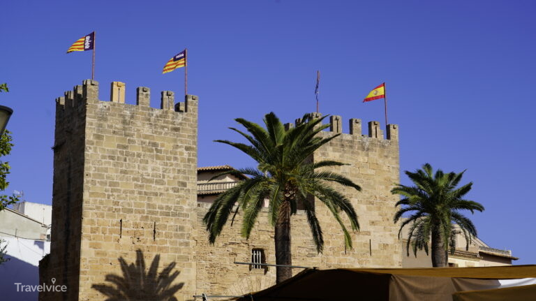 Historisches Stadttor Porta del Moll mit zwei Türmen in Alcúdia