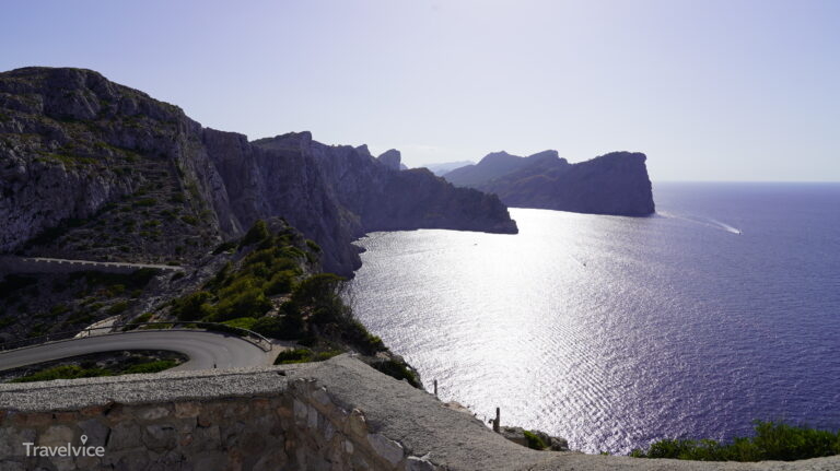 Steile Felsküste und gewundene Straße am Kap Formentor