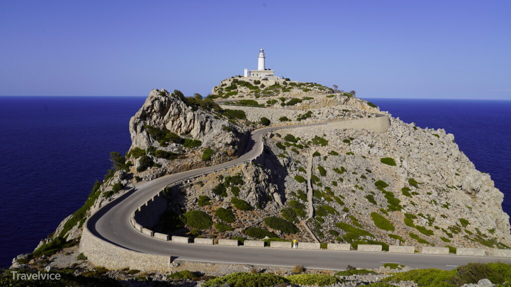 Leuchtturm Far de Formentor über dem Meer mit kurviger Zufahrtsstraße