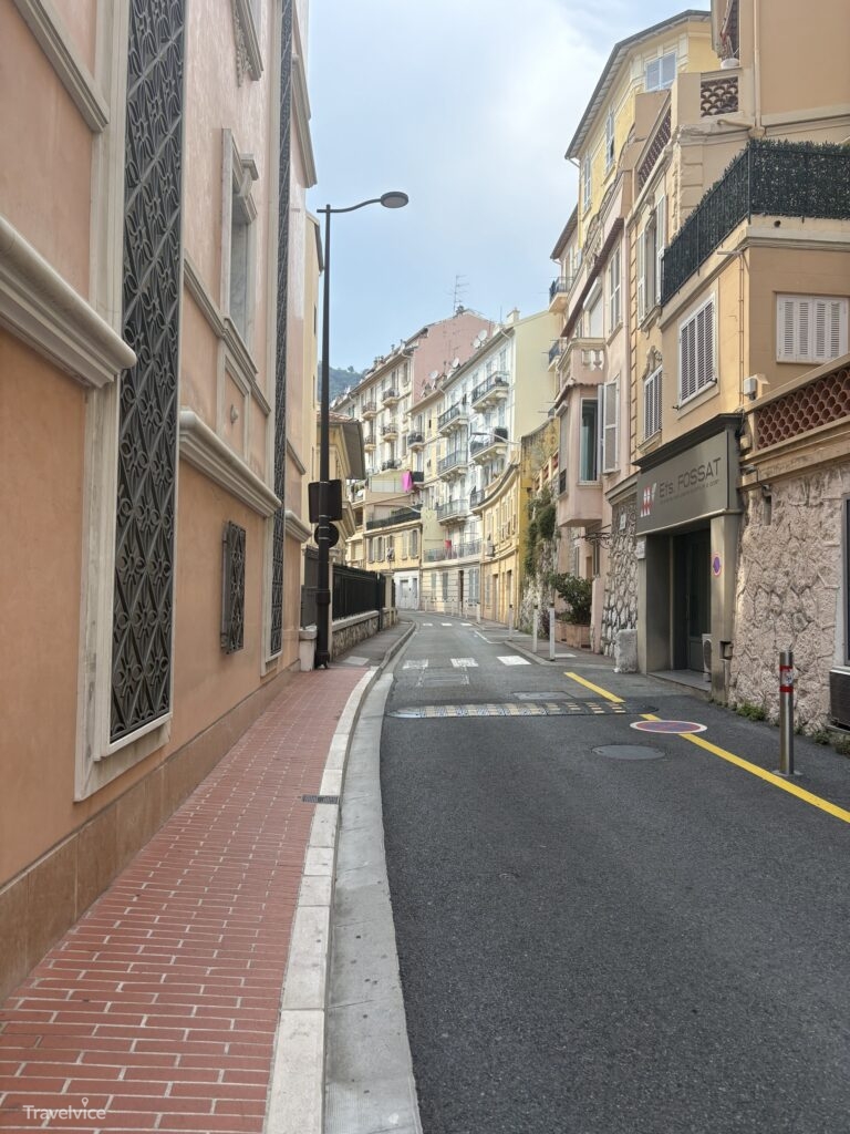 Eine Gasse auf unserem Spaziergang durch Monaco