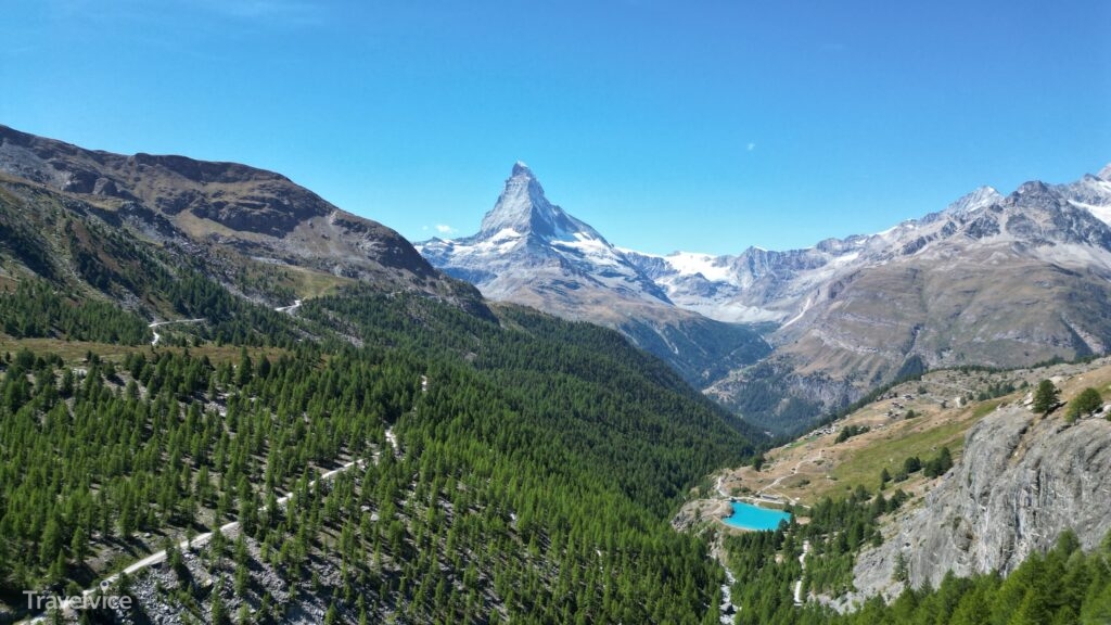 Der türkisfarbene Moosjisee unterhalb der Bergwege bei Zermatt