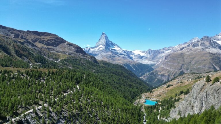 Der türkisfarbene Moosjisee unterhalb der Bergwege bei Zermatt
