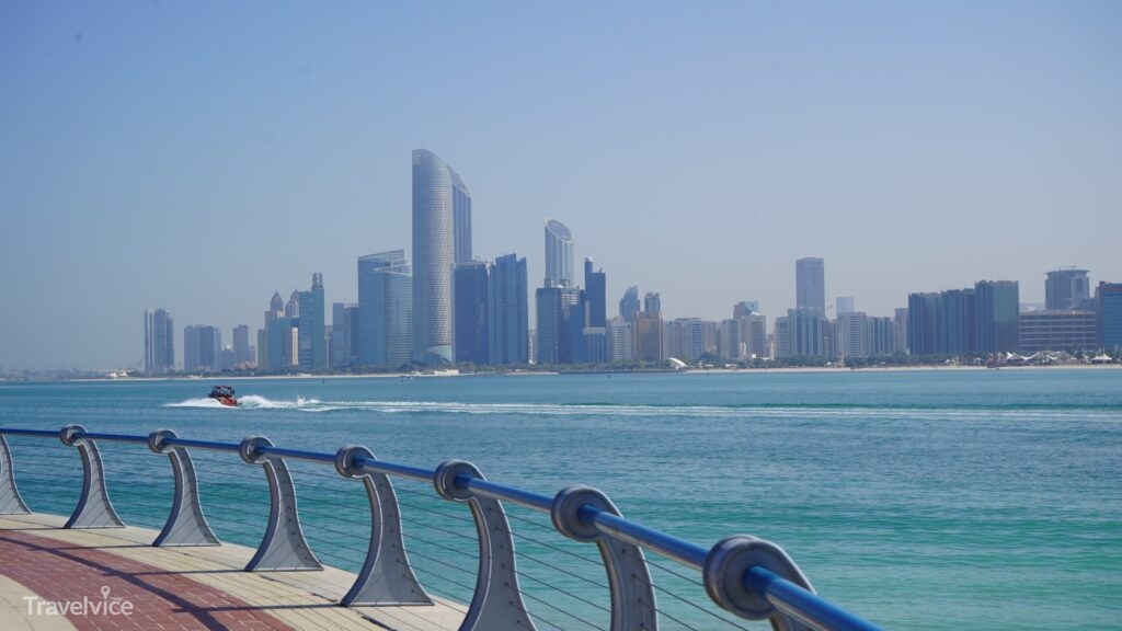 Blick vom Ufer auf die Skyline von Abu Dhabi