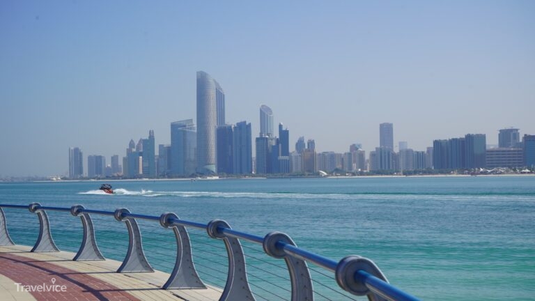 Blick vom Ufer auf die Skyline von Abu Dhabi