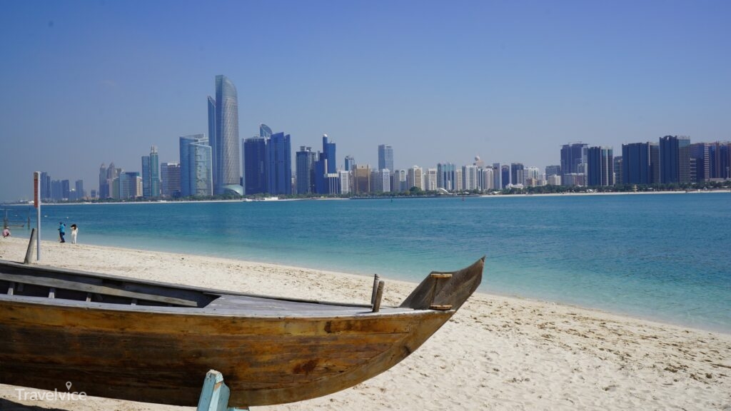 Traditionelles Holzboot vor der Skyline am Heritage Village