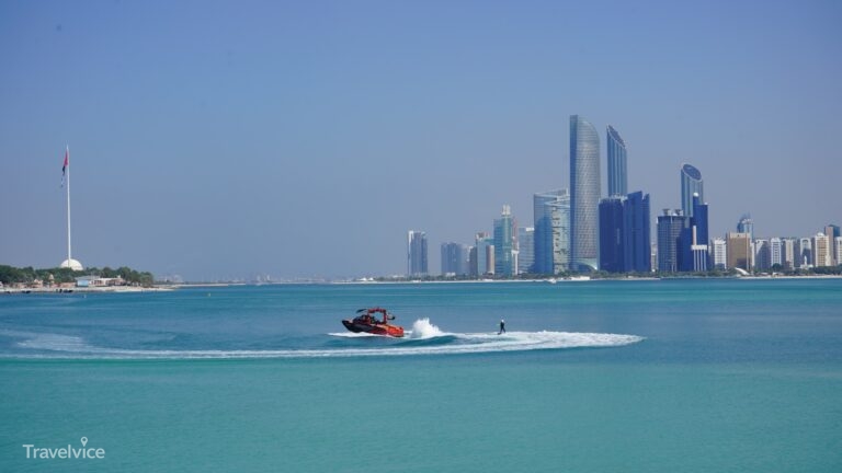 Türkisfarbenes Wasser und Skyline von Abu Dhabi