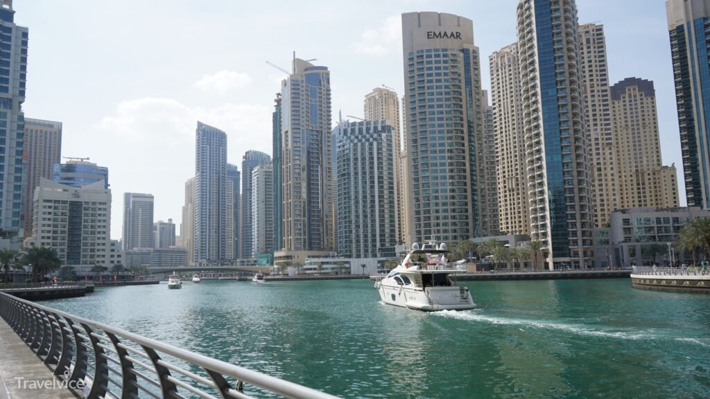 Boote und Hochhäuser an der Dubai Marina