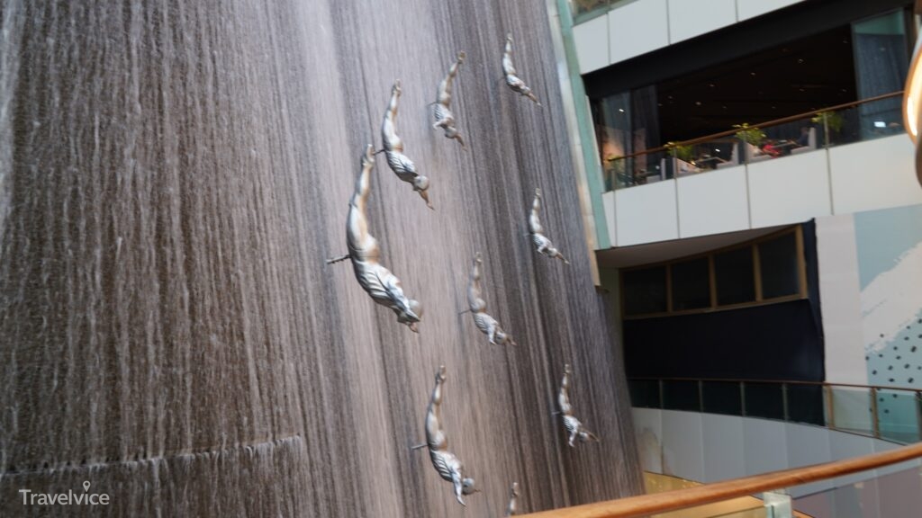 Der Wasserfall mit den Taucherfiguren in der Dubai Mall
